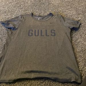 Selling a tshirt size large